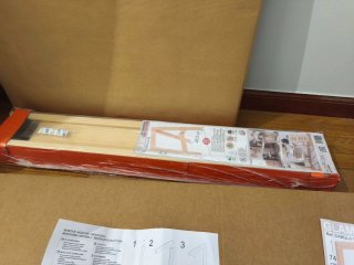 Scrivania in vetro temperato con gambe in legno nuovo