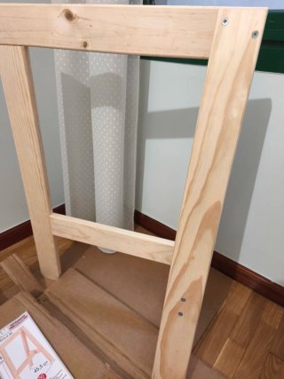 Scrivania in vetro temperato con gambe in legno nuovo