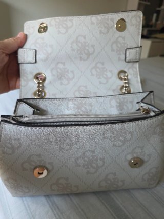 Bolso bandolera Guess blanco y dorado