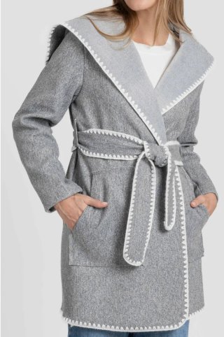 Chaqueta gris con cinturón
