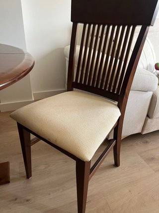 Mesa de comedor  y 4 sillas