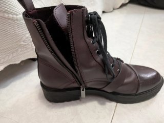 Botines granates con cordones y hebilla