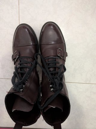 Botines granates con cordones y hebilla