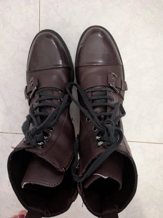 Botines granates con cordones y hebilla