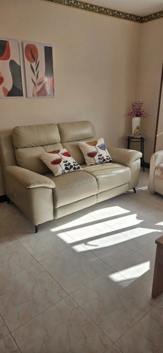 Sofá de 2 plazas de cuero beige