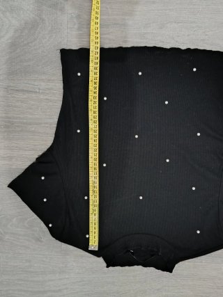Camiseta Shein negra con abalorios blancos