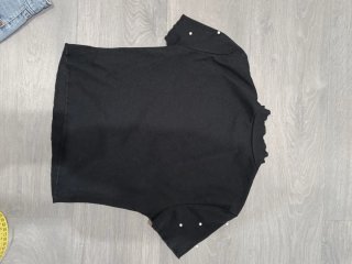 Camiseta Shein negra con abalorios blancos