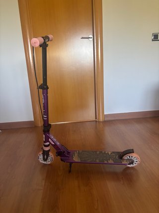 Patinete morado con ruedas naranjas Escucho oferta