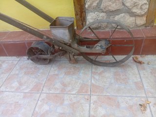 Sembradora manual antigua