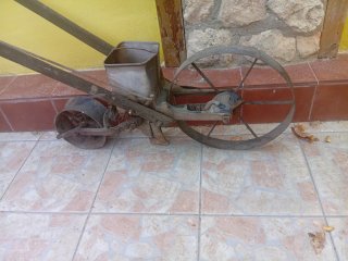 Sembradora manual antigua