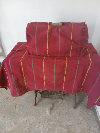 Máquina de coser Singer con mueble