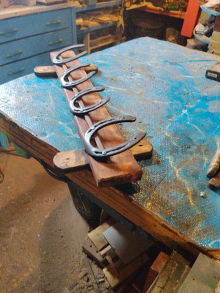 Colgador de madera con herraduras