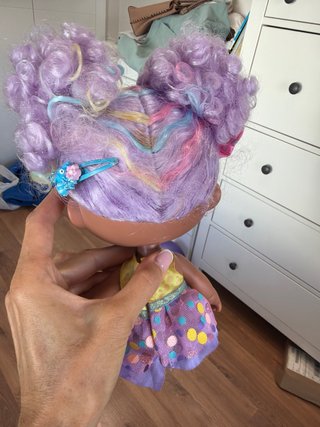 Muñeca Cry Babies pelo multicolor ojos grandes