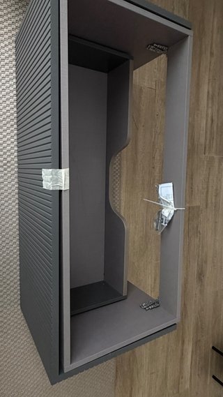 Mueble de baño gris y madera