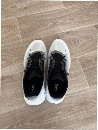 On Cloudmonster Talla 40 Negro Blanco
