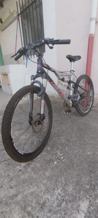 Bicicleta MTB a doppia sospensione