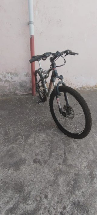 Bicicleta MTB a doppia sospensione