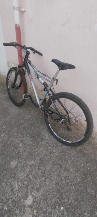Bicicleta MTB a doppia sospensione