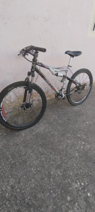 Bicicleta MTB a doppia sospensione