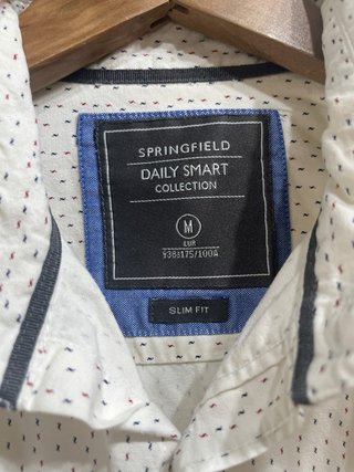 Camisa blanca con estampado de puntos azul y rojo