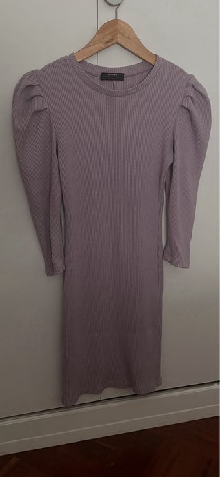 Vestido juvenil morado con mangas abullonadas