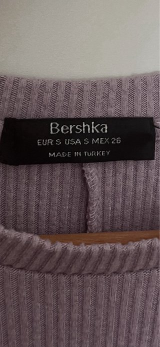 Vestido juvenil morado con mangas abullonadas