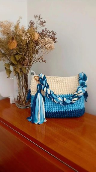 Bolso artesanal tejido beige y azul