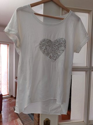 Camiseta blanca con corazón brillante