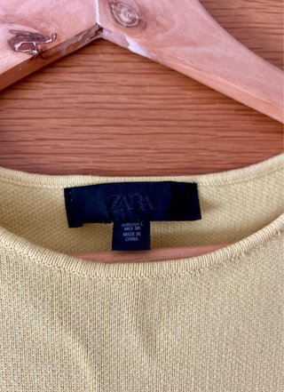 Vestido de punto amarillo con botones