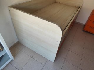 Cama nido con cajones beige y naranja
