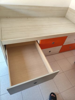 Cama nido con cajones beige y naranja