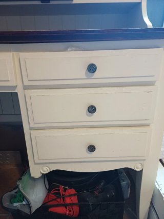 Escritorio de madera crema y marrón