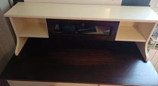Escritorio de madera crema y marrón