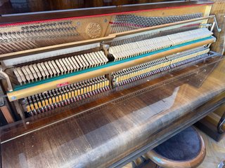 Piano Offberg madera oscura