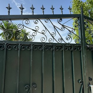 Puerta metálica exterior forja. Ya desmontada