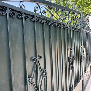 Puerta metálica exterior forja. Ya desmontada