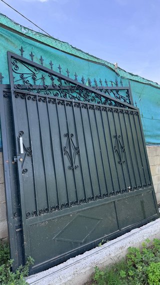 Puerta metálica exterior forja. Ya desmontada