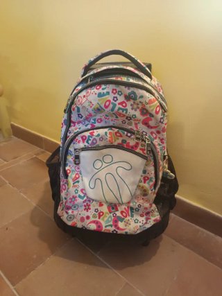 Mochila con ruedas y estampado divertido