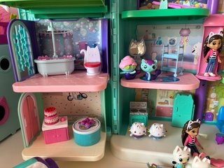 Casa de muñecas Gabby con ático y barco
