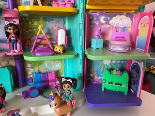 Casa de muñecas Gabby con ático y barco