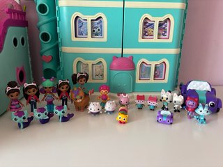 Casa de muñecas Gabby con ático y barco