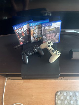 PS4 (PlayStation 4) con 2 mandos y 3 juegos