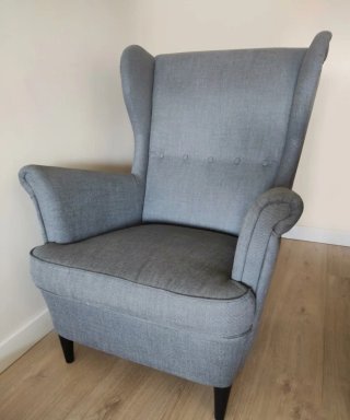 Sillón orejero gris tela