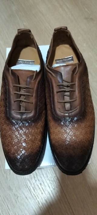 *Zapatos híbridos Keep Honest firma Tem Fórmula*