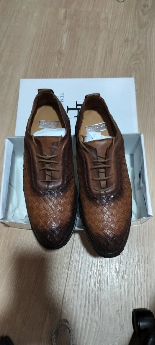 *Zapatos híbridos Keep Honest firma Tem Fórmula*