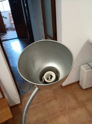Lámpara flexo de pie metálica