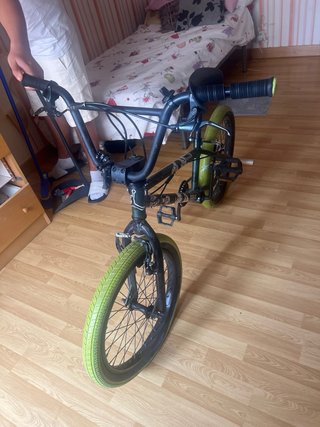 Bmx verde con ruedas amarillas