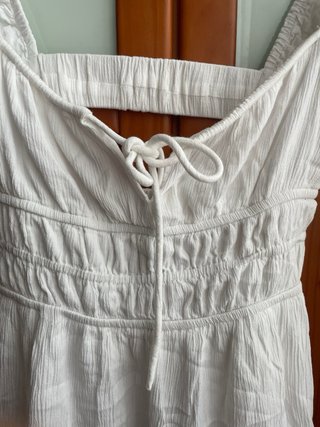 Vestido blanco corto con cordones