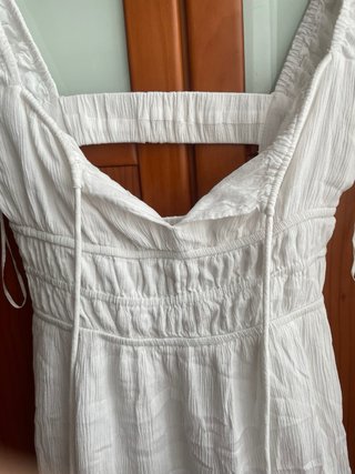 Vestido blanco corto con cordones