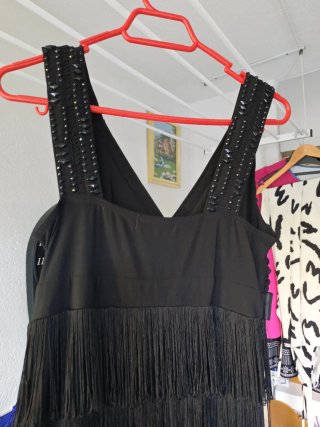 Vestido negro fiesta flecos pedrería